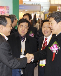 周慶鋒董事長(cháng)向農業(yè)部牛盾副部長(cháng)匯報馬鈴薯產(chǎn)業(yè)發(fā)展情況